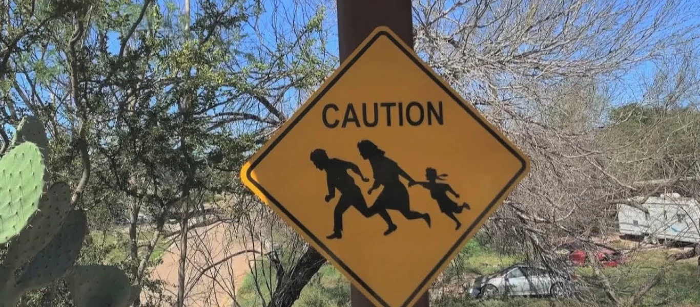 Μετά το κάλεσμα Μπάιντεν ορδές μεταναστών εισβάλλουν στο Τέξας: Πυρά Ρεπουμπλικανών κατά του Αμερικανού πρόεδρου